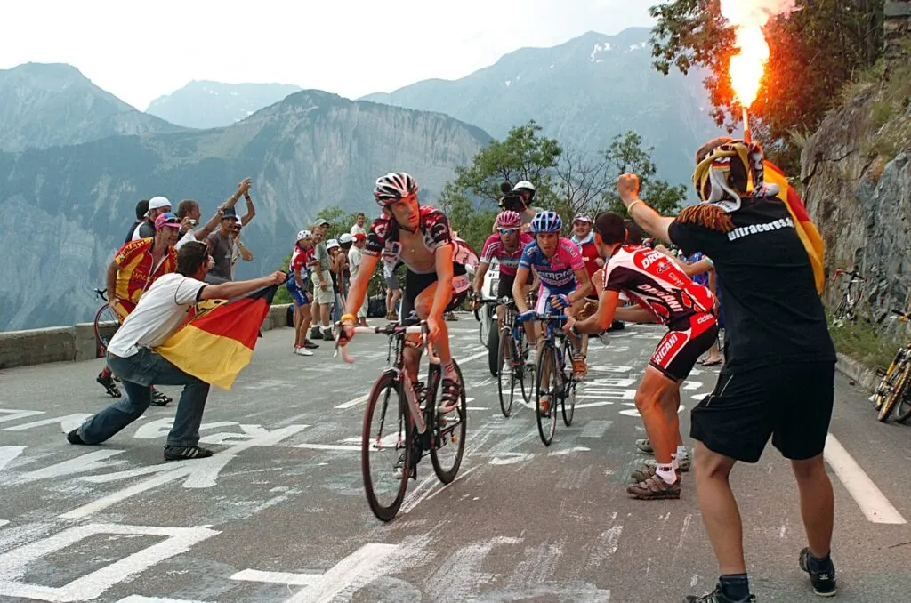 découvrez le spectacle époustouflant du tour de france 2024, une aventure sportive inoubliable à travers les magnifiques paysages de la france.
