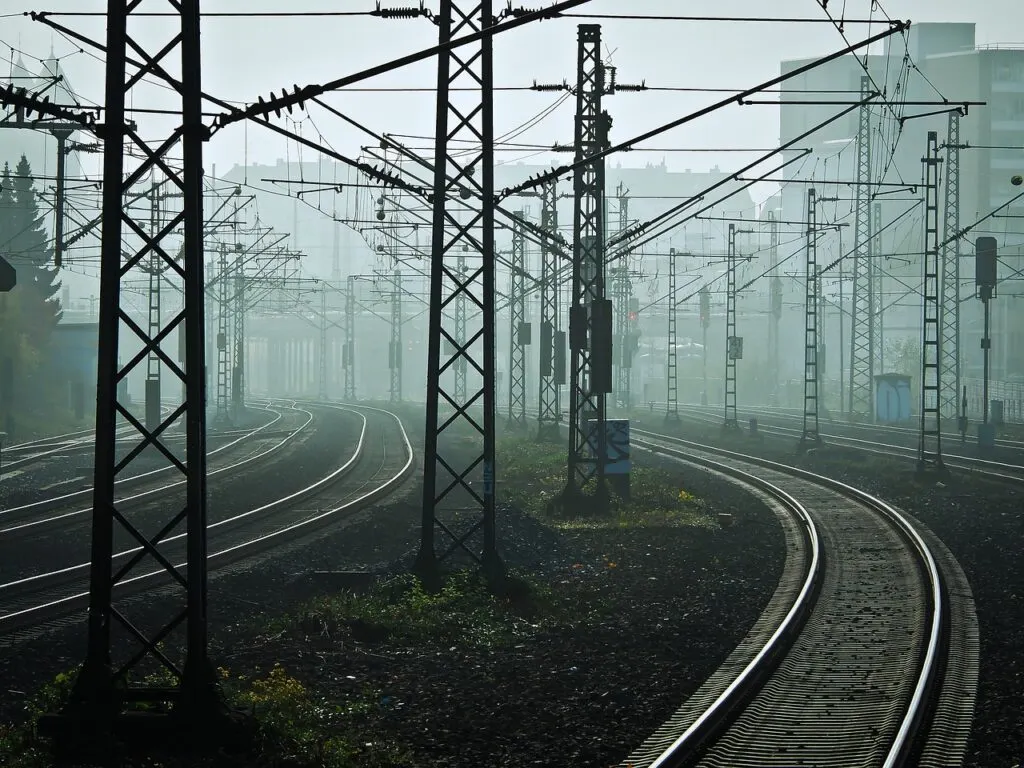 découvrez les dernières actualités sur les accidents ferroviaires et les mesures de prévention associées, avec des témoignages et des analyses approfondies.