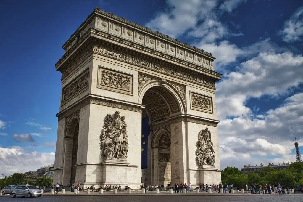 découvrez l'histoire et les paysages uniques du tour de france, la plus grande course cycliste au monde, à travers cet événement emblématique de la culture française.