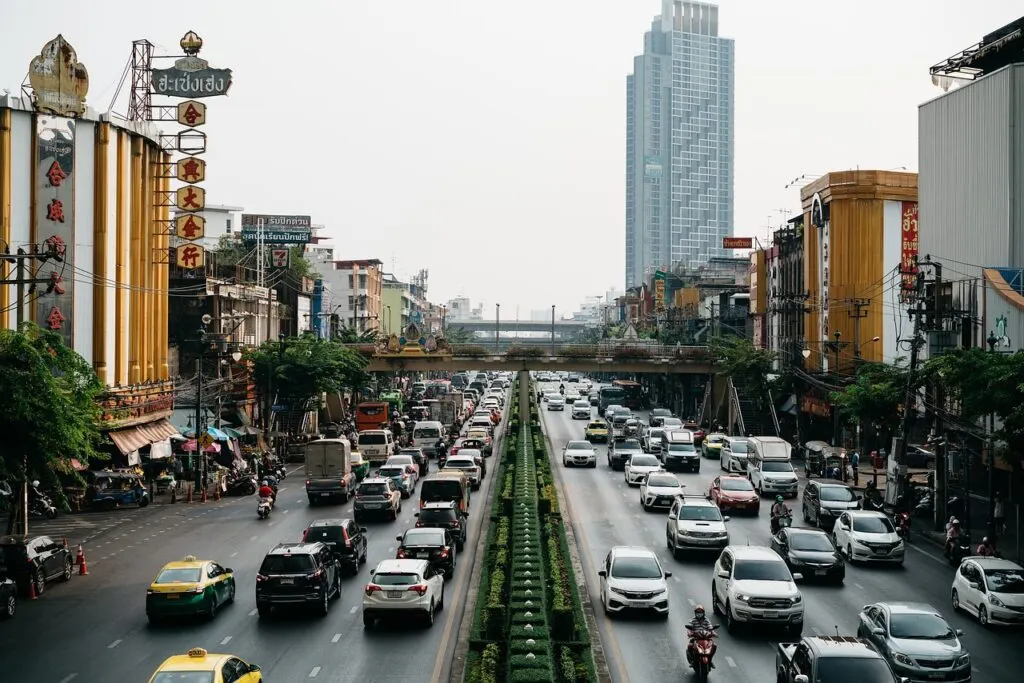 découvrez les enjeux et défis de l'urbanisation moderne, son impact sur l'environnement, l'économie et les sociétés, ainsi que les solutions pour un développement urbain durable.