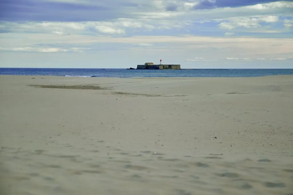 découvrez les trésors du département de l'hérault : plages ensoleillées, paysages naturels majestueux et richesses culturelles. explorez cette région fascinante du sud de la france et laissez-vous séduire par son patrimoine unique.