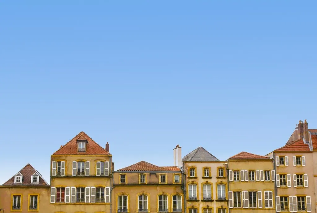 découvrez les causes et les implications du déclin de l'immobilier. analyse des tendances du marché, des impacts économiques et des conseils pour naviguer dans ces défis. restez informé sur l'évolution du secteur immobilier.