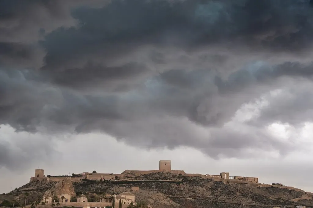 restez informé et préparé avec notre alerte météo. recevez des notifications en temps réel sur les conditions climatiques extrêmes, les tempêtes et autres événements météorologiques significatifs pour protéger votre sécurité et celle de vos proches.
