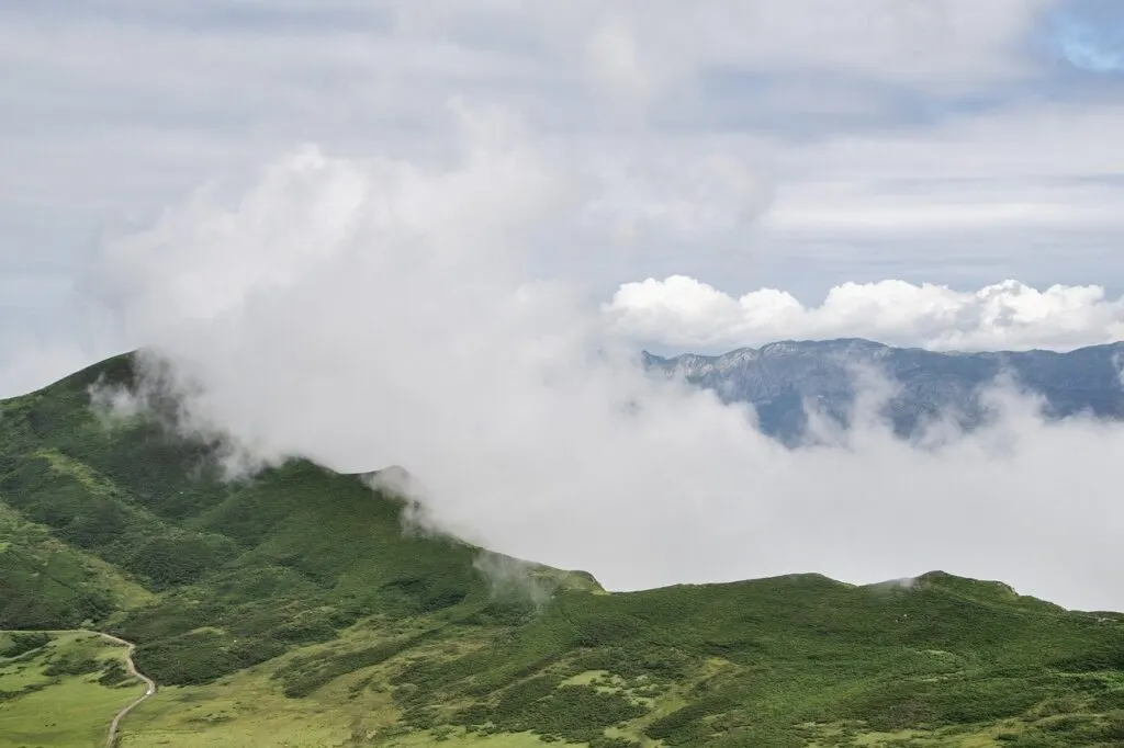 restez informé des conditions météorologiques avec notre alerte météo. recevez des mises à jour en temps réel pour anticiper les intempéries et protéger vos proches.
