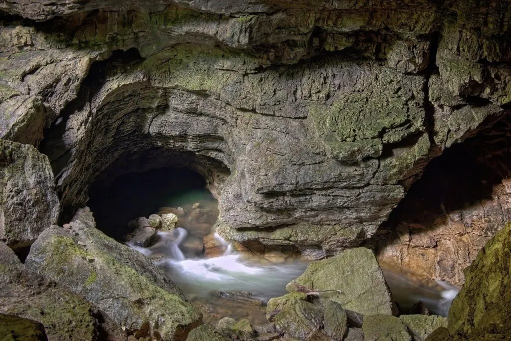 explorez l'univers fascinant du caving, une aventure souterraine où vous découvrirez des grottes mystérieuses, des formations géologiques époustouflantes et une faune unique. partez pour une expérience inoubliable pleine de créativité et d'exploration!