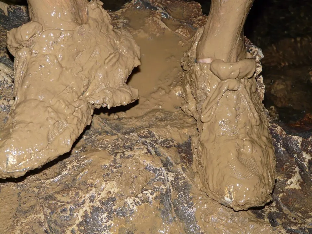 découvrez le monde fascinant du caving, une aventure souterraine qui vous plonge dans des paysages extraordinaires. explorez des grottes mystérieuses, admirez des formations géologiques uniques et ressentez l'adrénaline de l'exploration. rejoignez-nous pour une expérience inoubliable au cœur de la terre!