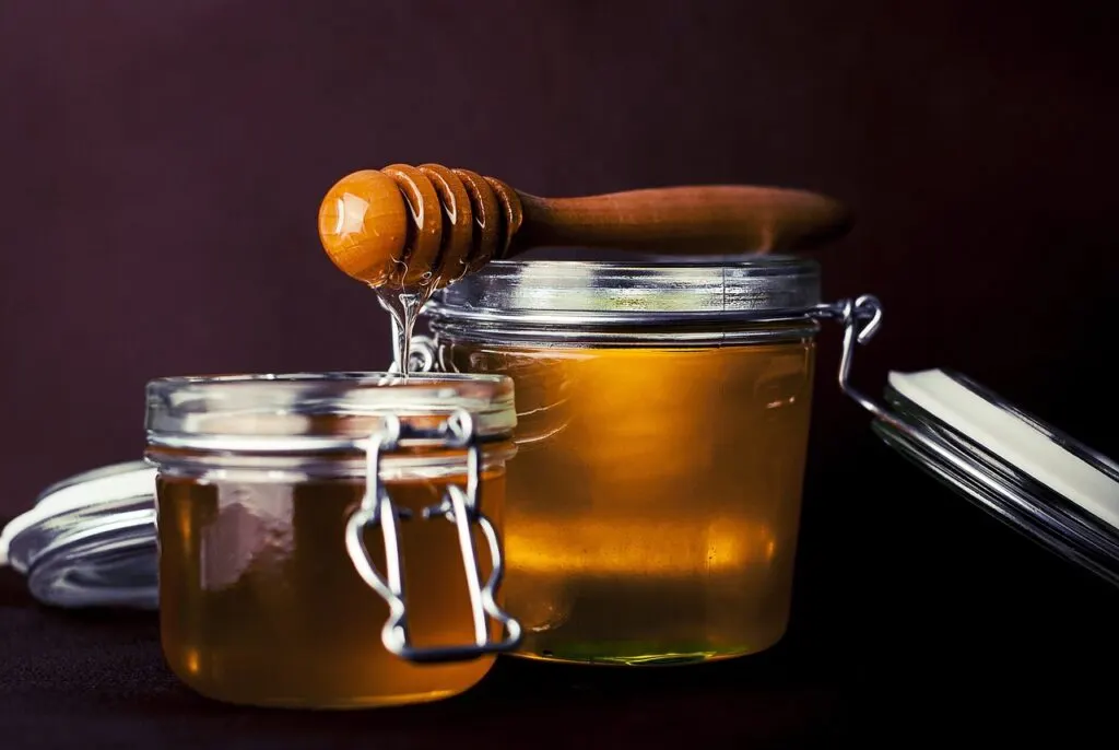 découvrez le marché du miel, un lieu incontournable pour les amateurs de produits naturels. explorez une variété de miels artisanaux, rencontrez des apiculteurs passionnés et apprenez tout sur les bienfaits du miel pour la santé. plongez dans l'univers doux et parfumé du honey market !