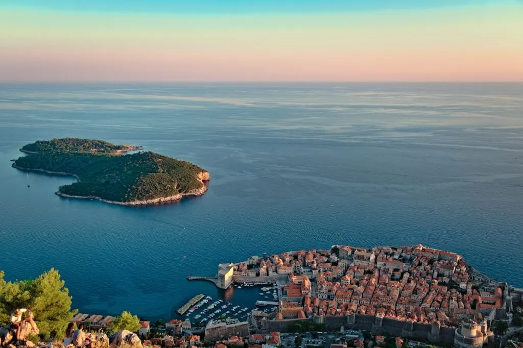 découvrez l'essence de la méditerranée à travers ses paysages envoûtants, sa gastronomie savoureuse et ses riches traditions culturelles. plongez dans un voyage unique où l'histoire rencontre la beauté naturelle et vivez une expérience inoubliable au cœur des rives méditerranéennes.