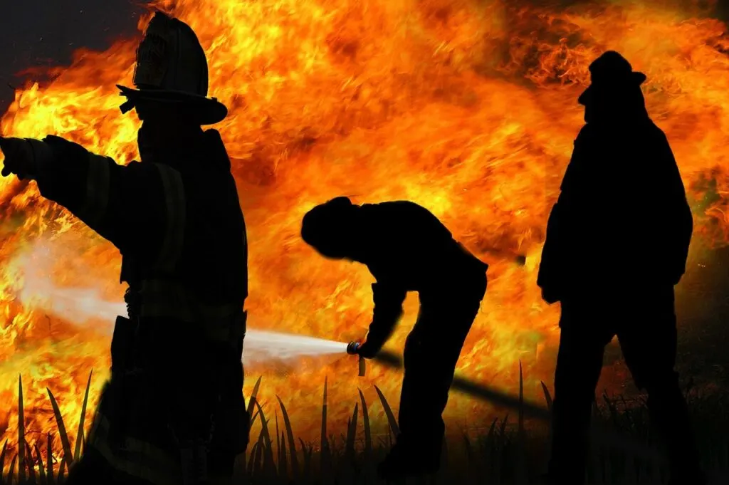découvrez le monde fascinant des pompiers : bravoure, dévouement et techniques de sauvetage. apprenez-en davantage sur leurs missions, leur formation et les défis quotidiens auxquels ils font face pour protéger nos vies et nos biens.