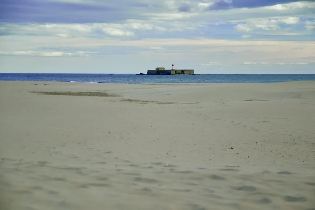 découvrez l'hérault, un département français riche en paysages variés, de la méditerranée aux montagnes. explorez ses charmantes villes, ses plages ensoleillées et son patrimoine historique exceptionnel. parfait pour des vacances d'aventure ou de détente.