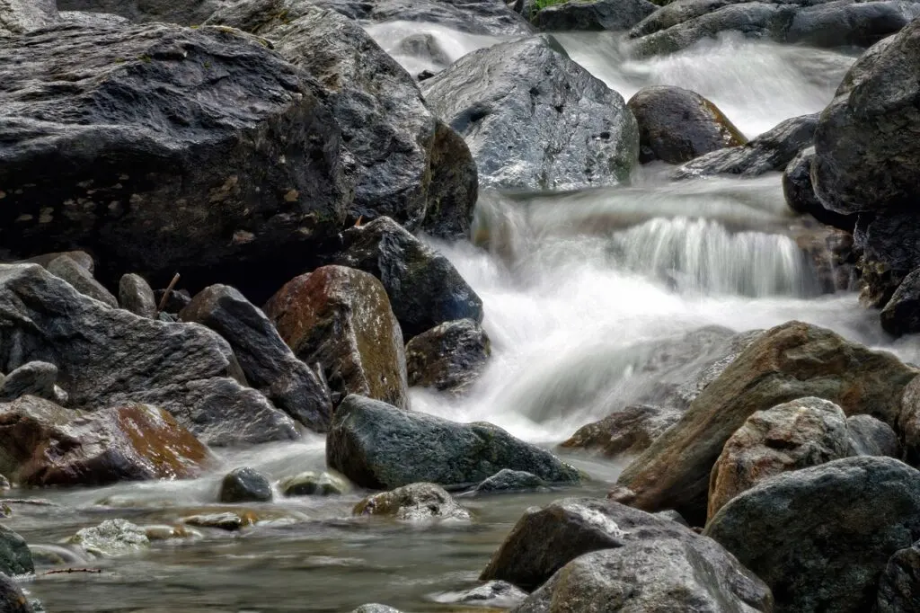 découvrez la beauté de la rivière hérault, un trésor naturel du sud de la france. profitez d'activités de plein air, de paysages pittoresques et de moments de détente au bord de l'eau.