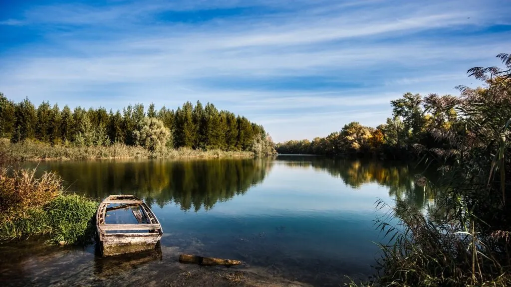 découvrez la beauté naturelle de la rivière hérault, un lieu idéal pour les activités en plein air, la pêche et la baignade. explorez ses gorges spectaculaires et profitez d'un cadre idyllique pour des vacances inoubliables.