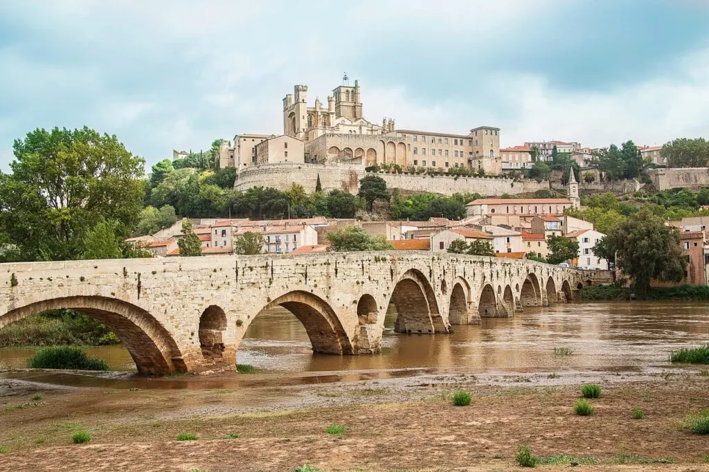 découvrez béziers, une ville historique du sud de la france, réputée pour ses vestiges romains, son impressionnante cathédrale saint-nazaire et ses festivals animés. profitez de la gastronomie locale, flânez le long des canaux et explorez la beauté des paysages environnants.