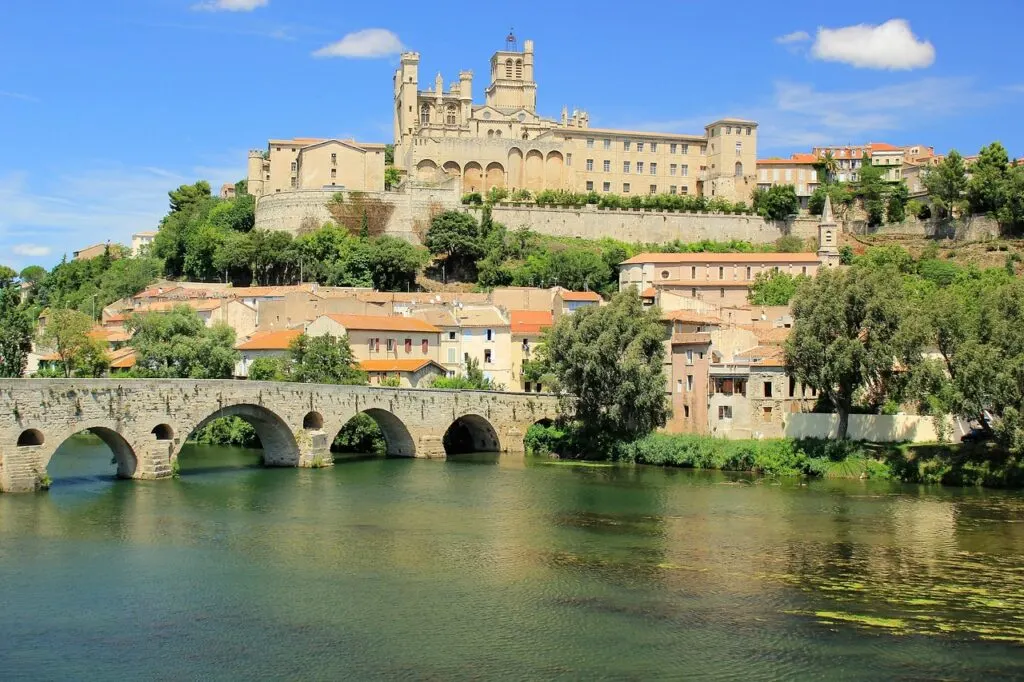 découvrez béziers, une charmante ville du sud de la france, riche en histoire et en culture. explorez ses sites emblématiques, ses festivals animés et sa gastronomie locale dans un cadre ensoleillé.