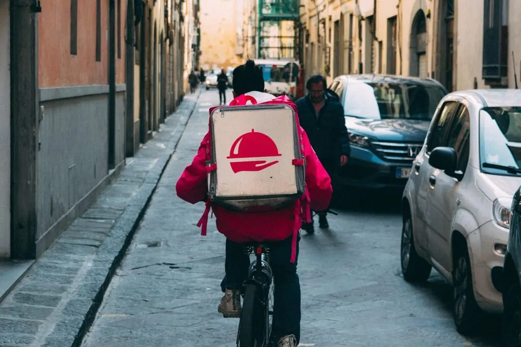 découvrez notre service de livraison rapide et fiable. profitez d'une expérience de commande simplifiée et d'une livraison à domicile en toute sécurité. commandez maintenant et recevez vos produits préférés directement chez vous.