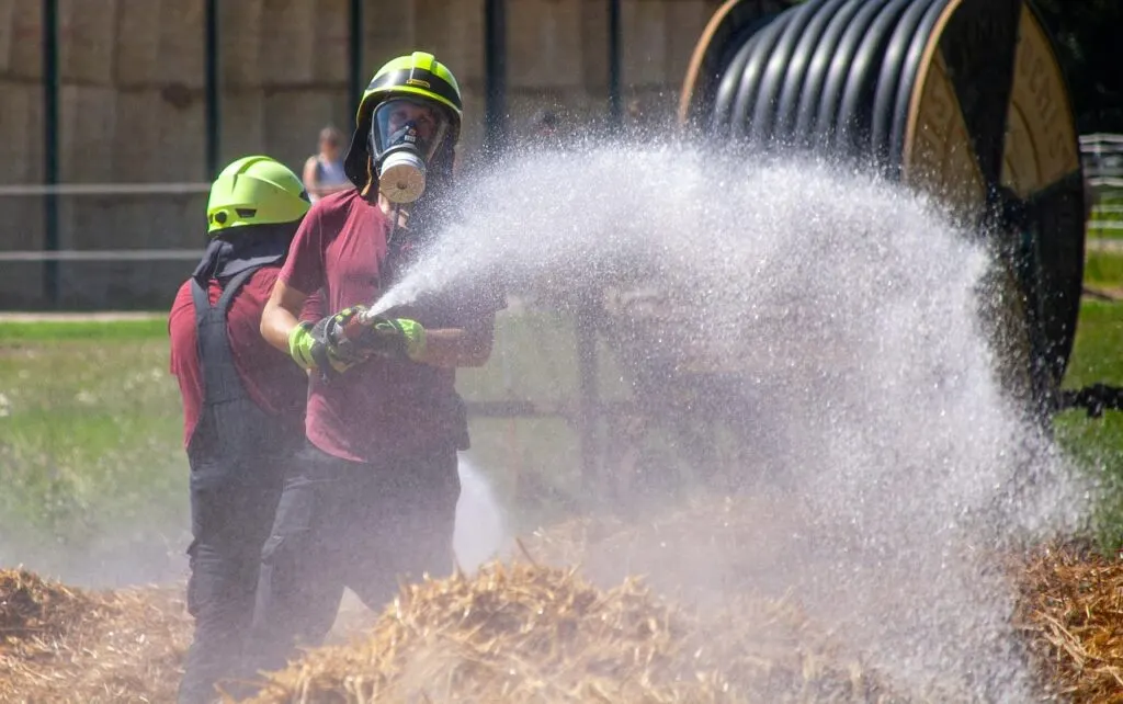 découvrez l'univers des pompiers : métiers, missions et engagements au service de la sécurité. plongez dans le quotidien héroïque des soldats du feu et leurs interventions aux quatre coins du monde.