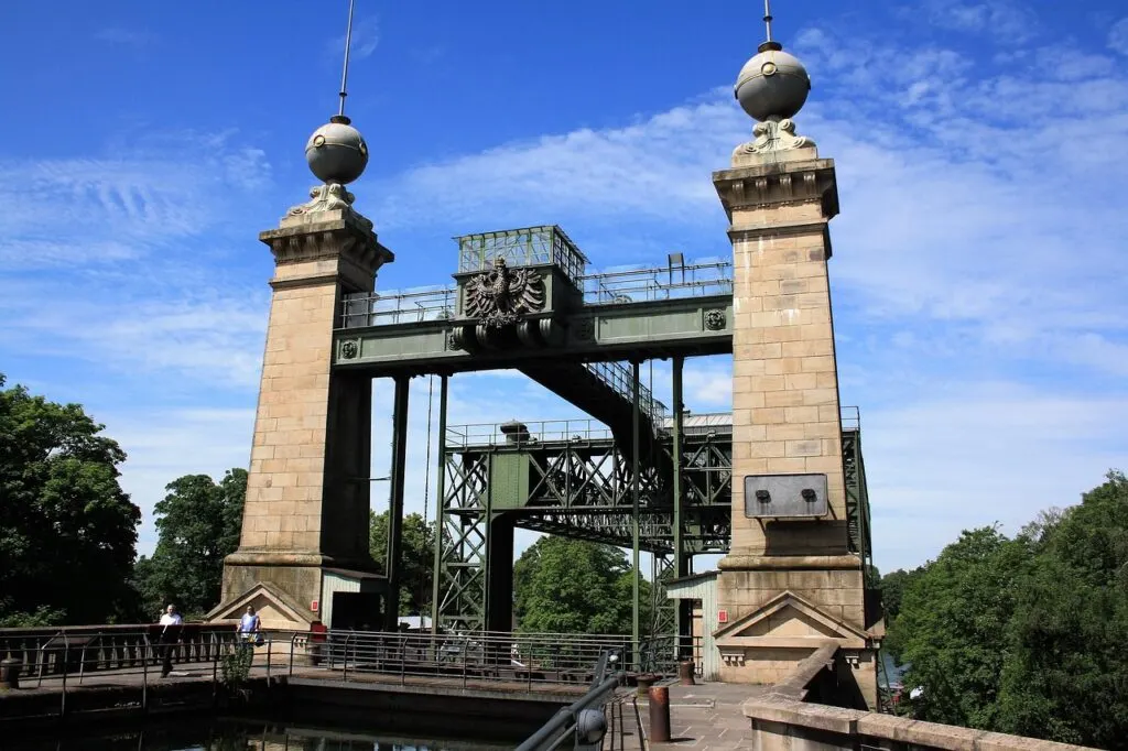découvrez l'héritage industriel, reflet d'une époque marquée par l'innovation et le progrès. plongez dans l'histoire des usines, des machines et des savoir-faire qui ont façonné notre monde moderne. un voyage à travers le temps qui célèbre l'architecture, les techniques et les récits des travailleurs qui ont contribué à construire notre avenir.