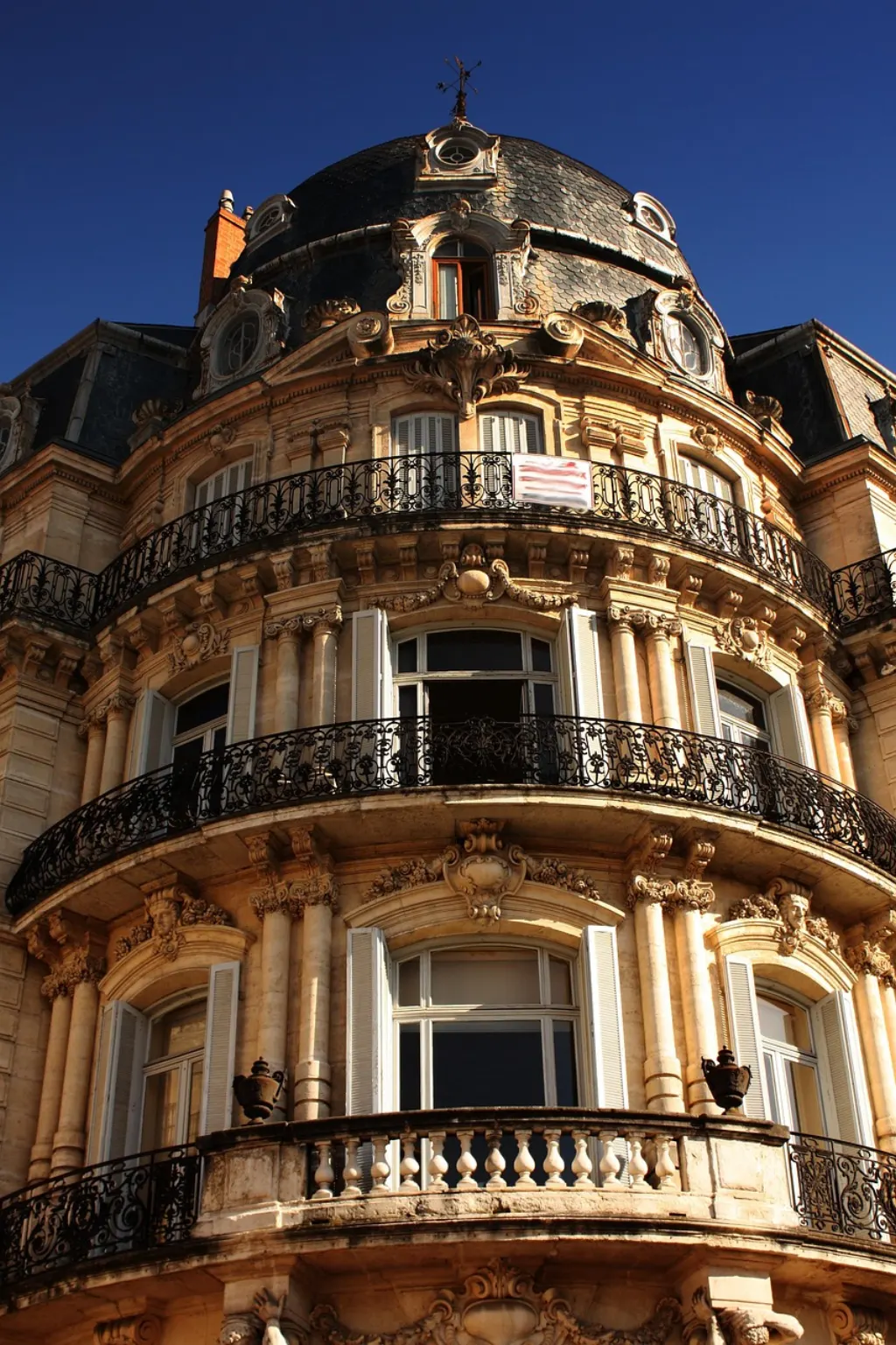 découvrez montpellier, une ville dynamique du sud de la france, connue pour son architecture moderne, ses ruelles médiévales, et sa richesse culturelle. explorez ses attractions incontournables, profitez de son climat ensoleillé et vivez une expérience inoubliable au cœur de cette métropole étudiante.