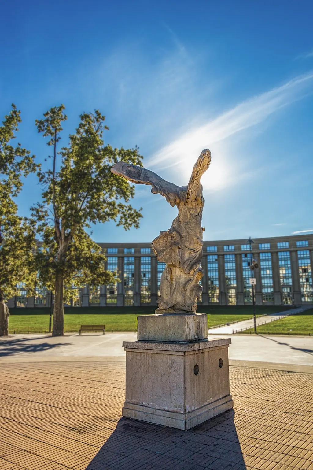 découvrez montpellier, une ville dynamique du sud de la france, alliant histoire riche et modernité. explorez ses ruelles médiévales, ses bâtiments contemporains, et profitez d'une culture vibrante et d'une gastronomie délicieuse.