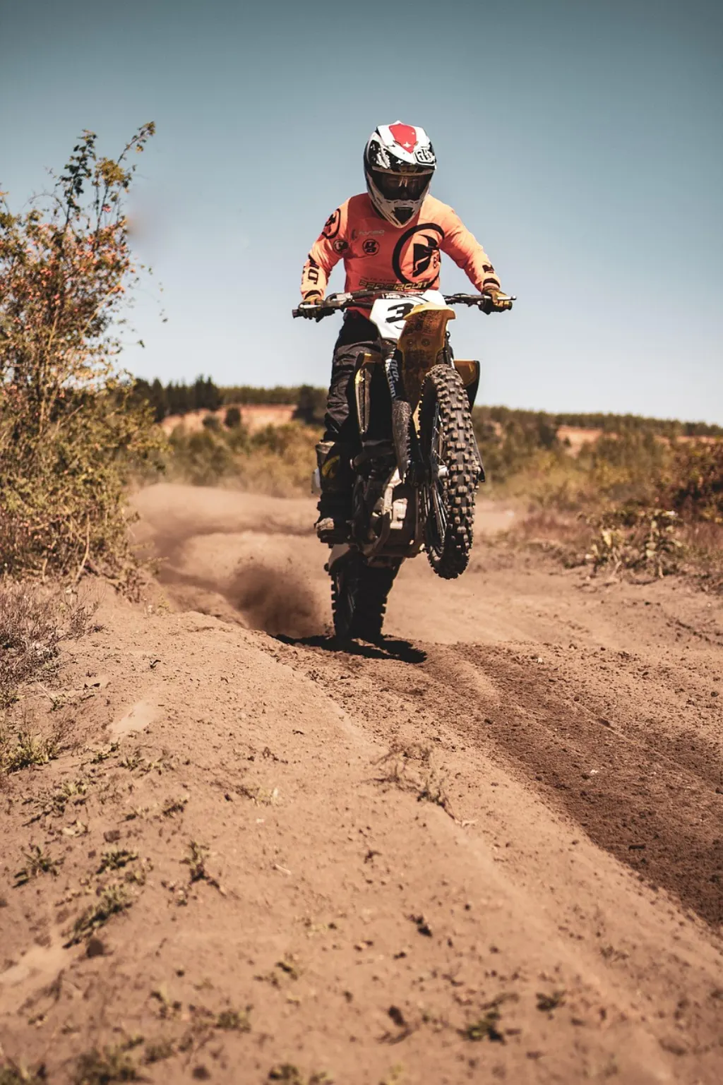 découvrez l'univers palpitant des motocyclistes, une communauté passionnée par la liberté sur deux roues. explorez les conseils, les astuces de sécurité, les modèles de motos tendance et les plus belles destinations pour les amateurs de sensations fortes.
