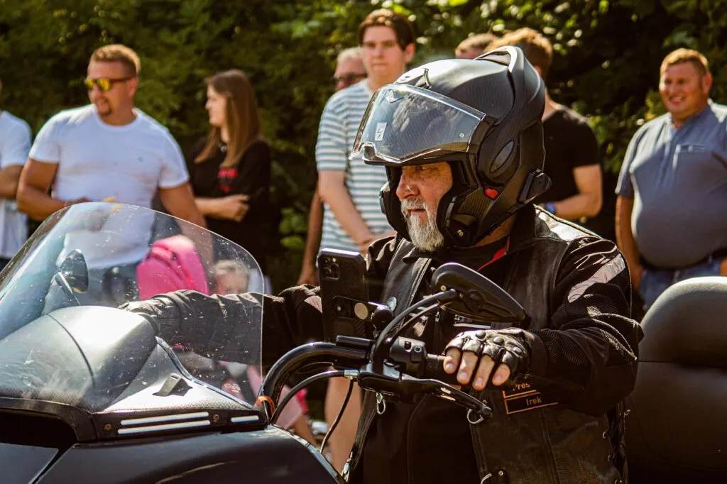 découvrez le monde fascinant des motards avec notre guide complet sur la culture, les équipements, et les destinations incontournables. que vous soyez novice ou passionné, plongez dans l'univers des motards et vivez des aventures inoubliables sur deux roues.