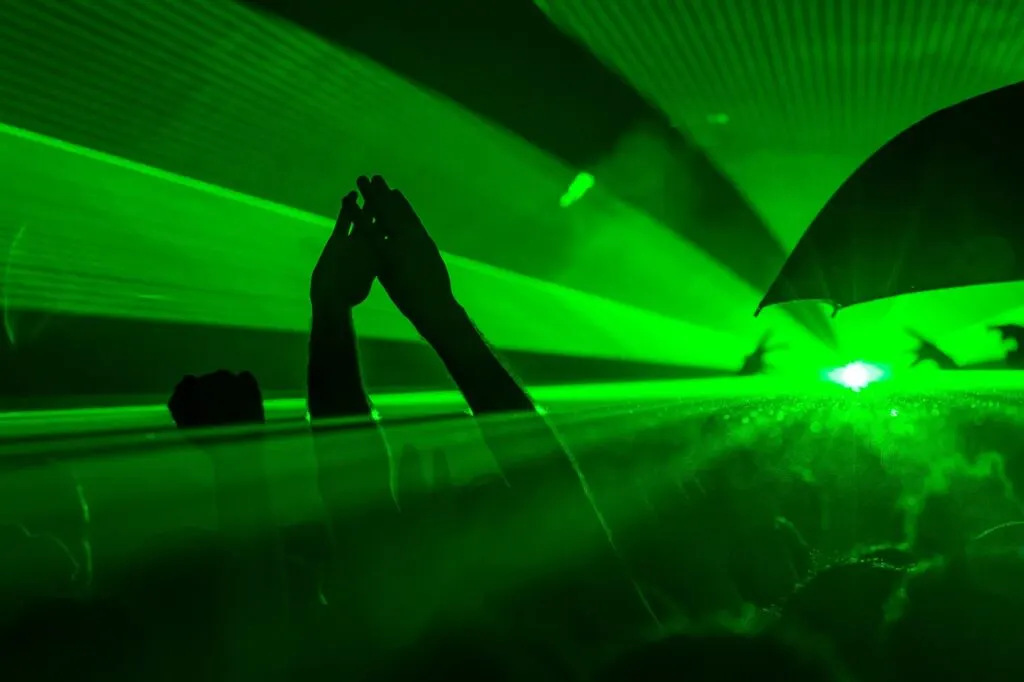découvrez l'univers vibrant des rave-parties, où musique électronique, lumière et énergie collective se mêlent pour créer une expérience inoubliable. plongez dans une ambiance festive et liberatrice, entre amis ou en solo, et laissez-vous emporter par le rythme.