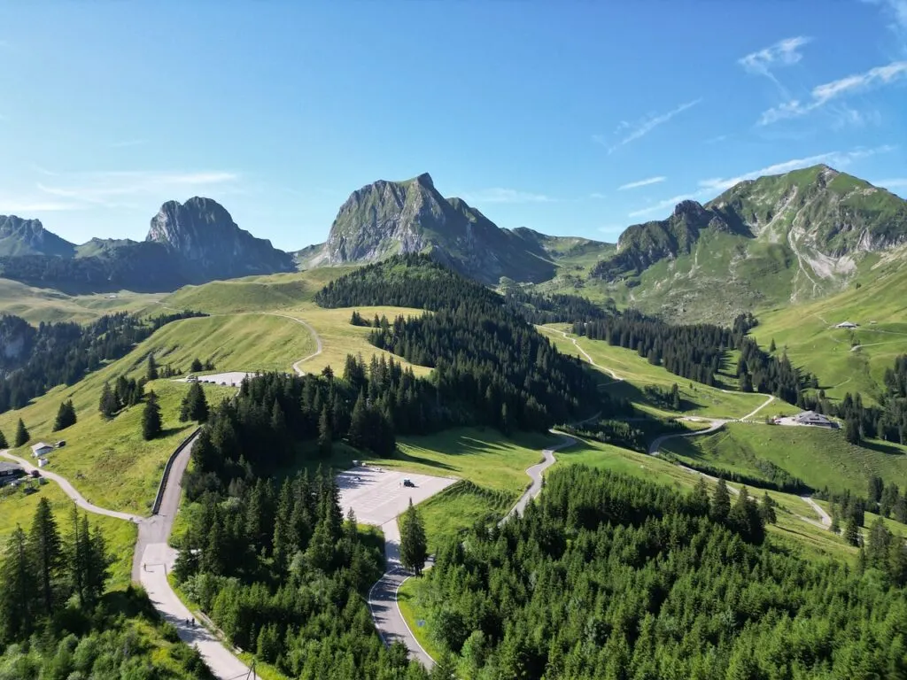 découvrez les meilleures randonnées printanières : des sentiers en fleurs, des paysages verdoyants et une nature renaissante. parfait pour les amoureux de la nature et les aventuriers en quête d'évasion au cœur du printemps.