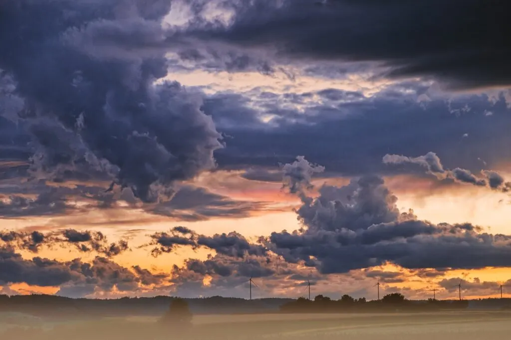 découvrez les caractéristiques des orages : formation, impacts et conseils de sécurité. restez informé et préparez-vous à affronter les tempêtes avec nos recommandations !