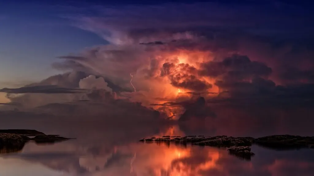 découvrez tout ce que vous devez savoir sur les tempêtes d'été : leur formation, leurs impacts, et comment rester en sécurité lors de ces phénomènes météorologiques impressionnants. apprenez à reconnaître les signes avant-coureurs et à vous préparer aux tempêtes électriques.