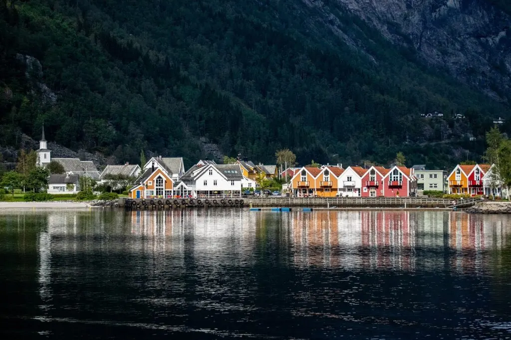 découvrez un charmant village où tradition et modernité se rencontrent. flânez dans ses ruelles pittoresques, goûtez à la gastronomie locale et plongez dans la culture authentique de la région. idéal pour une escapade relaxante en pleine nature.