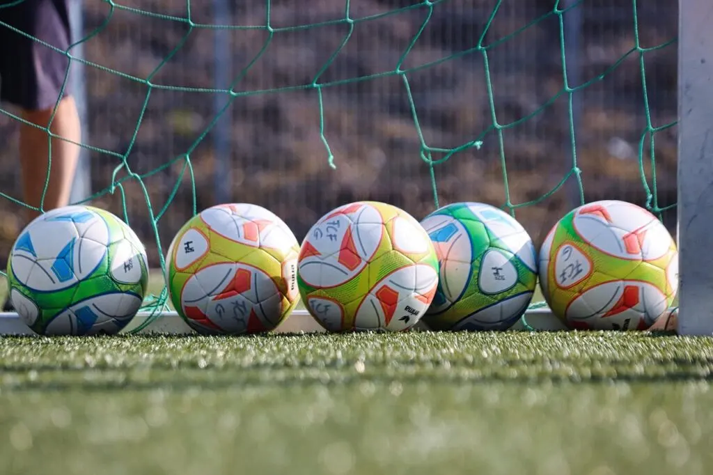 découvrez l'univers passionnant du football pour les jeunes ! que ce soit pour améliorer les compétences, apprendre le travail d'équipe ou simplement s'amuser, le football jeunesse offre une expérience inoubliable. rejoignez-nous et initiez-vous à ce sport dynamique qui forme les champions de demain.