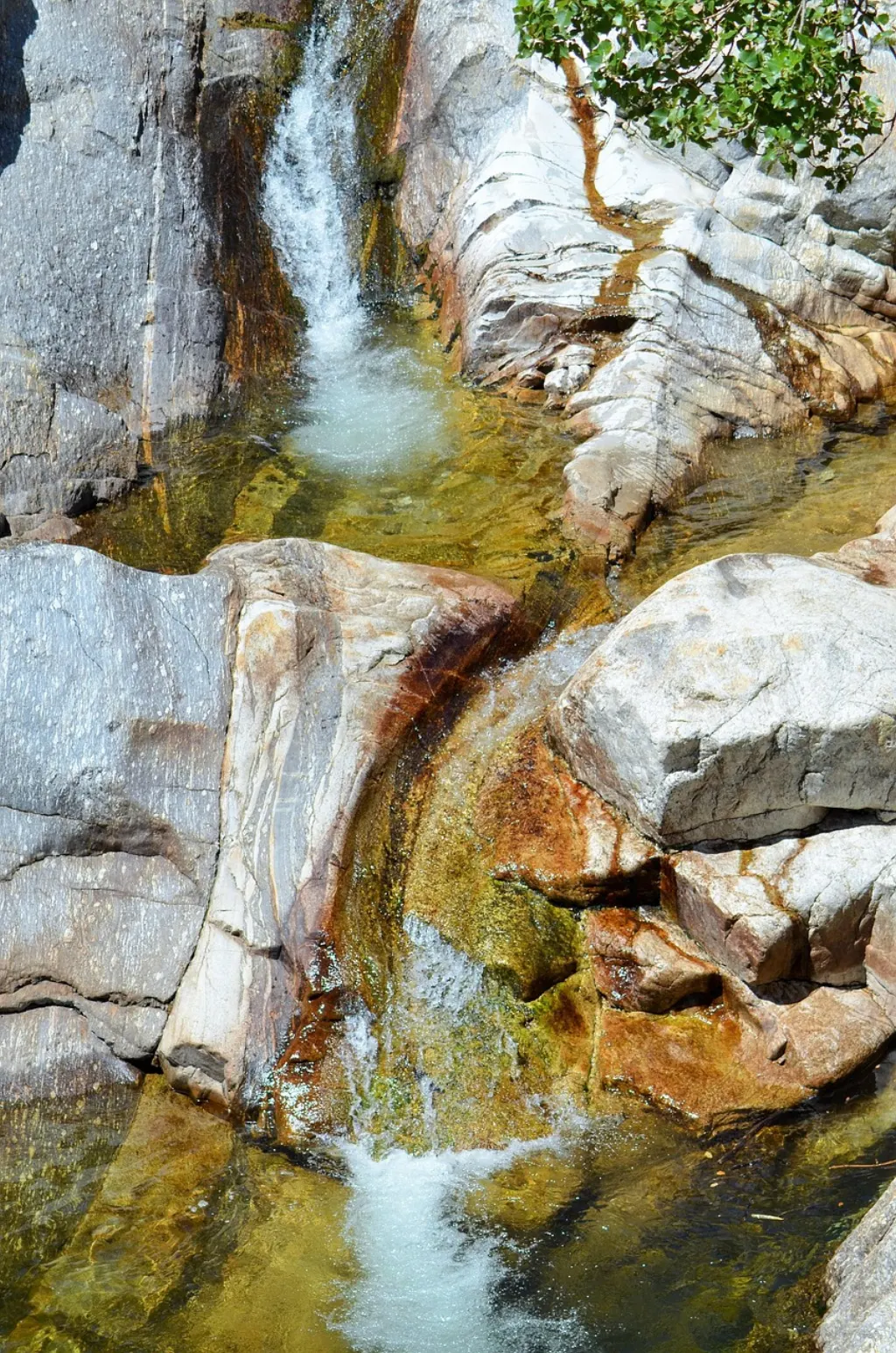 découvrez le canyoning, une aventure inoubliable en pleine nature ! explorez des canyons spectaculaires en pratiquant des descente en rappel, des sauts, et des glissades dans des eaux cristallines. parfait pour les amateurs de sensations fortes et les amoureux de la nature, vivez une expérience unique à travers des paysages à couper le souffle.
