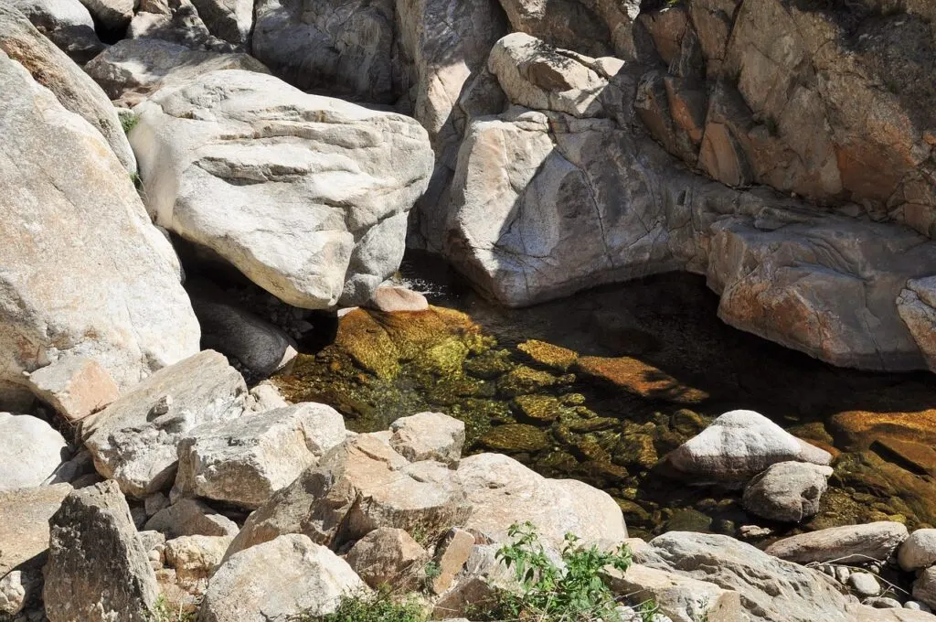 découvrez l'excitation du canyoning : une aventure aquatique unique alliant escalade, randonnée et descente en rappel au cœur de paysages naturels époustouflants. parfait pour les amateurs de sensations fortes et les amoureux de la nature !