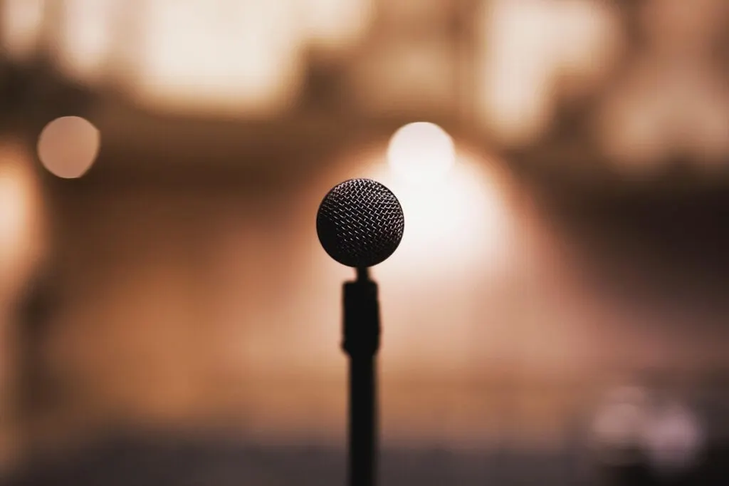 découvrez l'art de la prise de parole en public avec nos conseils pratiques et techniques. apprenez à captiver votre auditoire, à surmonter le trac et à communiquer avec confiance. améliorez vos compétences oratoires et devenez un orateur charismatique.