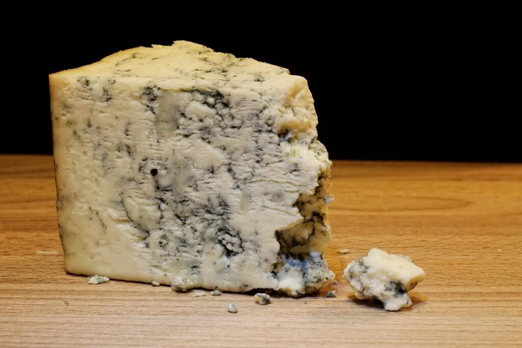 découvrez le roquefort, ce fromage bleu au goût unique, affiné dans des caves naturelles et apprécié des gourmets du monde entier. idéal pour vos plateaux de fromage, vos sauces ou tout simplement en accompagnement d'un bon vin, le roquefort saura ravir vos papilles avec ses saveurs riches et son caractère inimitable.