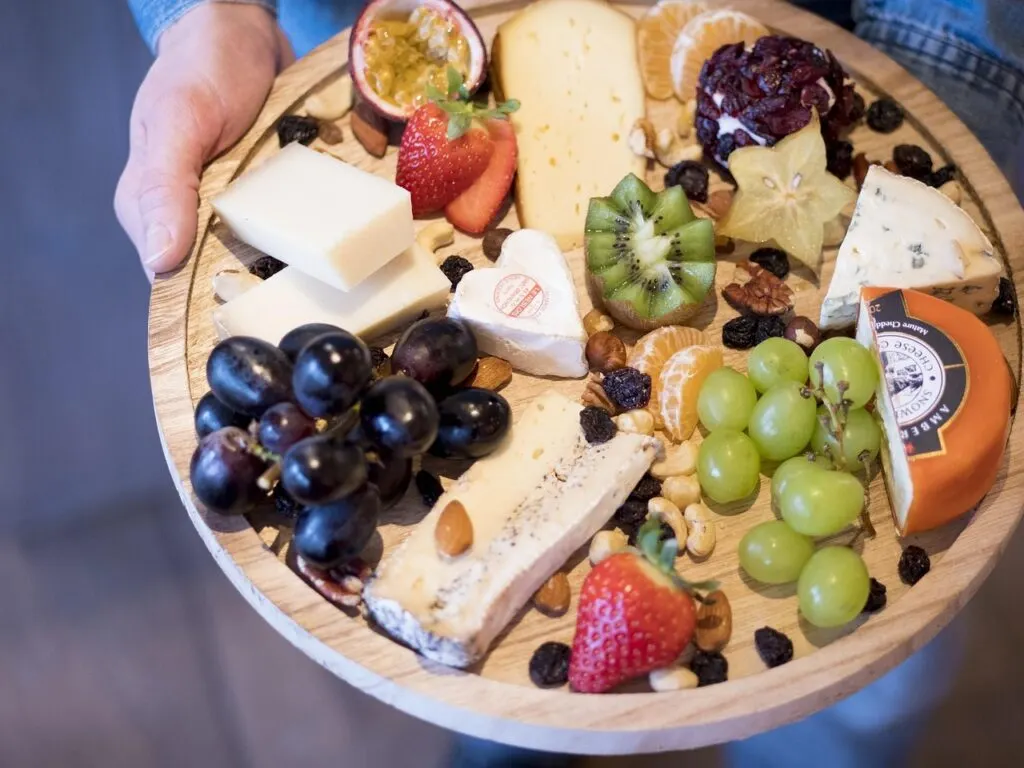 découvrez le roquefort, ce fromage bleu au goût intense et raffiné, réputé pour sa texture crémeuse et ses arômes complexes. apprenez tout sur son histoire, son élaboration artisanale et les meilleures façons de le déguster, que ce soit en entrée, sur un plateau de fromages ou dans des recettes savoureuses.