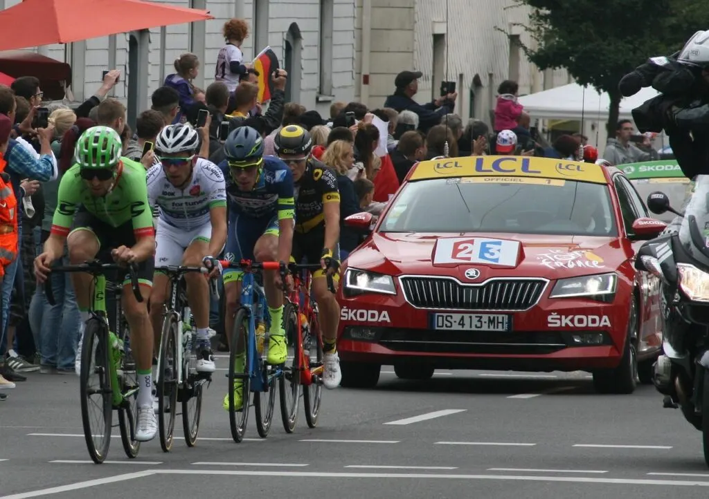 découvrez le tour de france, l'illustre course cycliste qui traverse les paysages pittoresques de la france. suivez les prouesses des cyclistes, vivez l'ambiance festive des villes et villages hôtes et immergez-vous dans l'histoire et la passion de ce prestigieux événement sportif.