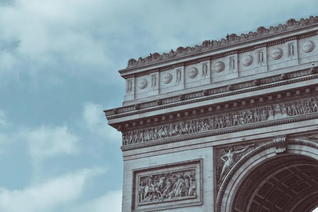 découvrez le tour de france, la célèbre course cycliste qui traverse les paysages emblématiques de la france. suivez les meilleurs cyclistes du monde dans cette aventure palpitante de plusieurs semaines, remplie de défi, d'adrénaline et de passion. ne manquez pas les étapes clés et les moments inoubliables de cet événement sportif incontournable.