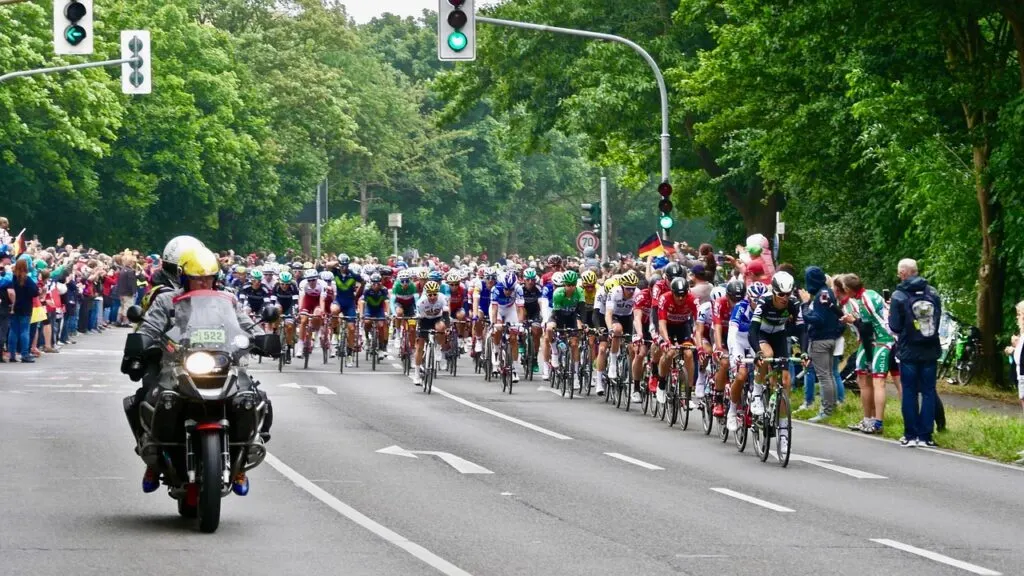 découvrez le tour de france, la légendaire course cycliste qui traverse les paysages magnifiques de la france. suivez les exploits des coureurs et plongez dans l'ambiance de cet événement sportif incontournable de l'été.