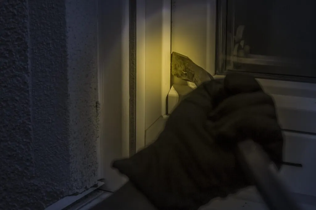 découvrez comment protéger votre maison contre les cambrioleurs avec des conseils de sécurité efficaces. apprenez les meilleures pratiques pour sécuriser votre habitation et dissuader les intrus.