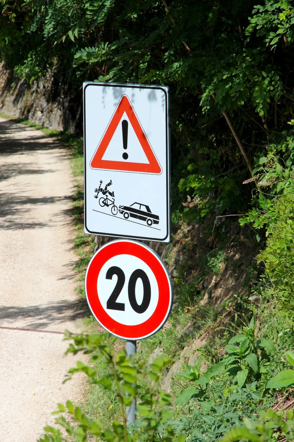 découvrez les causes et les conséquences des accidents de cyclistes. apprenez comment rester en sécurité sur la route et les mesures à prendre après un incident. informations essentielles pour cyclistes et automobilistes.