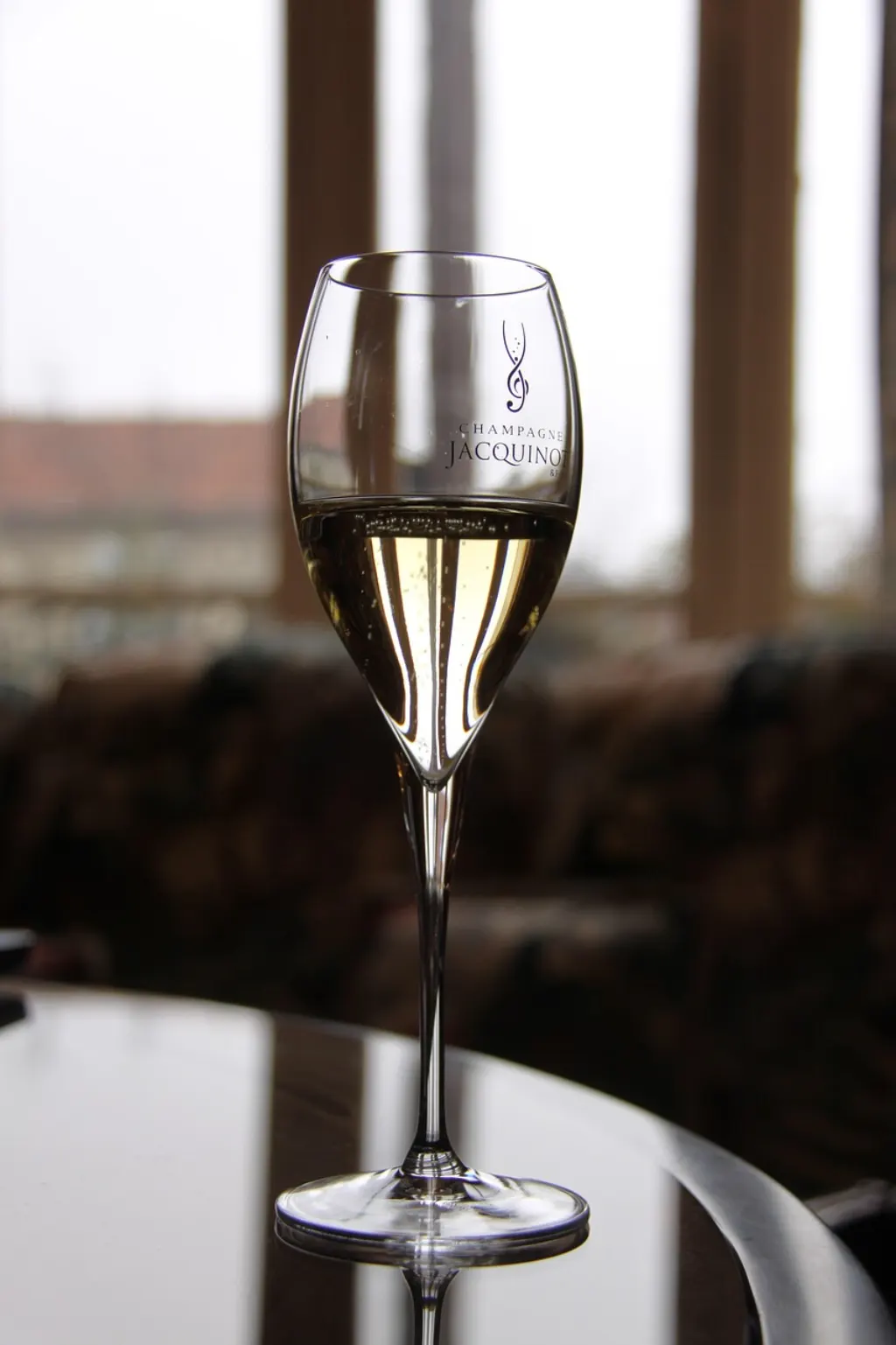 découvrez épernay, la capitale du champagne, où tradition viticole et histoire se rencontrent. explorez ses prestigieuses maisons de champagne, flânez dans ses rues pittoresques et savourez les délices de cette charmante ville de la région de la champagne.