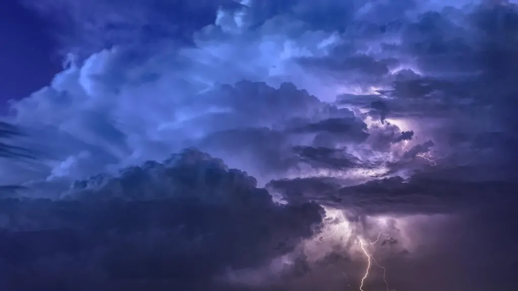 découvrez tout sur les tempêtes : types, impacts et prévisions. apprenez à comprendre ces phénomènes météorologiques impressionnants et comment ils affectent notre environnement.