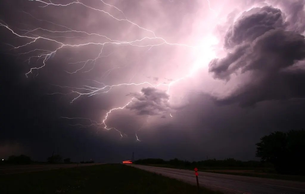 découvrez l'univers fascinant des tempêtes, leurs causes, effets et les merveilles qu'elles laissent derrière elles. apprenez à mieux comprendre ces phénomènes météorologiques impressionnants et leur impact sur notre environnement.