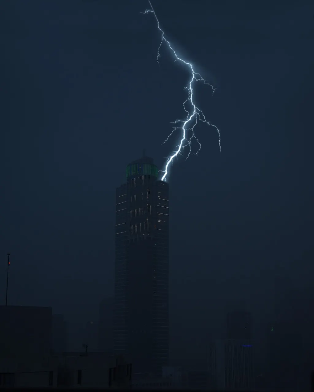 découvrez tout ce qu'il faut savoir sur les orages : phénomènes météorologiques fascinants, impacts sur notre environnement, conseils de sécurité et astuces pour profiter de la beauté de ces spectacles naturels. préparez-vous à affronter les tempêtes tout en admirant leur puissance.