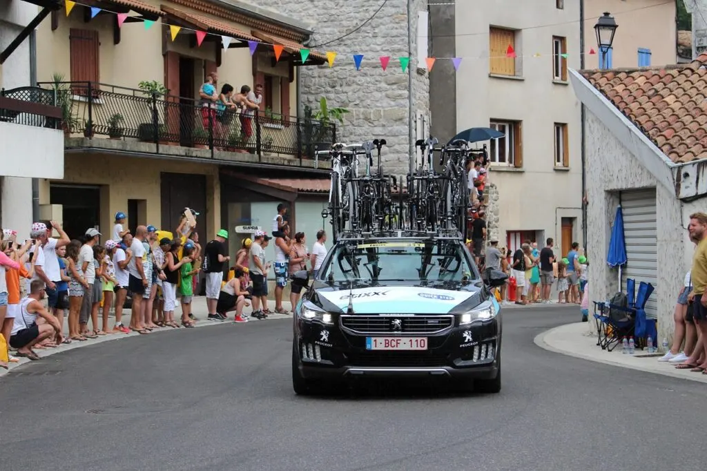 découvrez l'impact du tour de france 2025 sur l'économie, l'environnement et la culture locale. analysez les transformations apportées par cette célèbre course cycliste et son influence sur les territoires traversés.