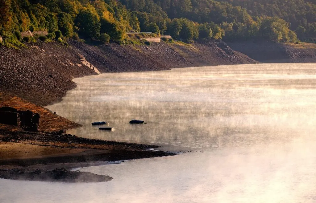 découvrez comment les niveaux d'eau fluctuent à travers le monde, leur impact sur l'environnement et l'importance de la gestion des ressources hydriques pour un avenir durable.