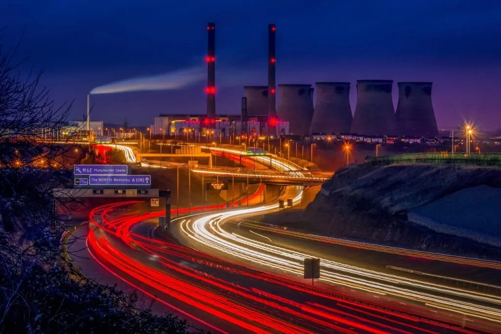 découvrez tout ce qu'il faut savoir sur les highways : définition, fonctionnement, informations de sécurité, conseils de conduite et particularités des autoroutes modernes pour voyager sereinement.