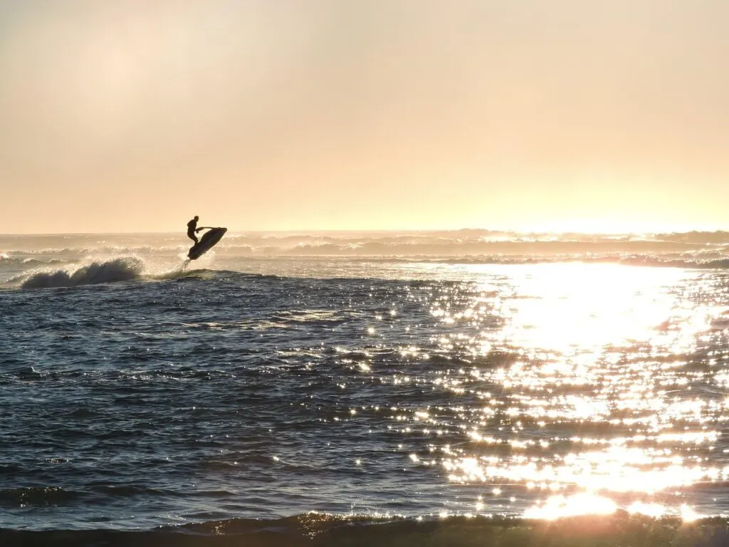 découvrez les causes fréquentes et les mesures de prévention des accidents de jet ski, ainsi que les démarches à suivre en cas d'incident sur l'eau. conseils pour assurer votre sécurité et celle des autres.