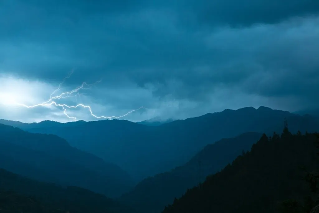 découvrez tout sur les tempêtes : leur formation, leurs impacts et les conseils pour rester en sécurité face aux phénomènes météorologiques extrêmes.